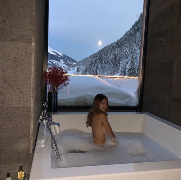 Nabilla au ski en Autriche, le 20 janvier 2019. Ici dans son luxueux hôtel !