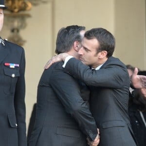 Le président Emmanuel Macron et sa femme Brigitte raccompagnent le premier ministre du Quebec François Legault et sa femme Isabelle Brais après un entretien au palais de l'Elysée à Paris le 21 janvier 2019. © Giancarlo Gorassini / Bestimage