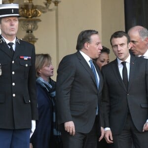 Le président Emmanuel Macron et sa femme Brigitte raccompagnent le premier ministre du Quebec François Legault et sa femme Isabelle Brais après un entretien au palais de l'Elysée à Paris le 21 janvier 2019. © Giancarlo Gorassini / Bestimage