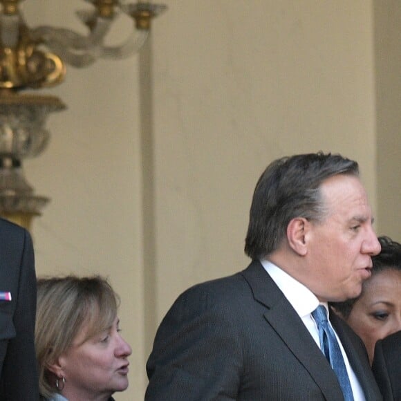 Le président Emmanuel Macron et sa femme Brigitte raccompagnent le premier ministre du Quebec François Legault et sa femme Isabelle Brais après un entretien au palais de l'Elysée à Paris le 21 janvier 2019. © Giancarlo Gorassini / Bestimage