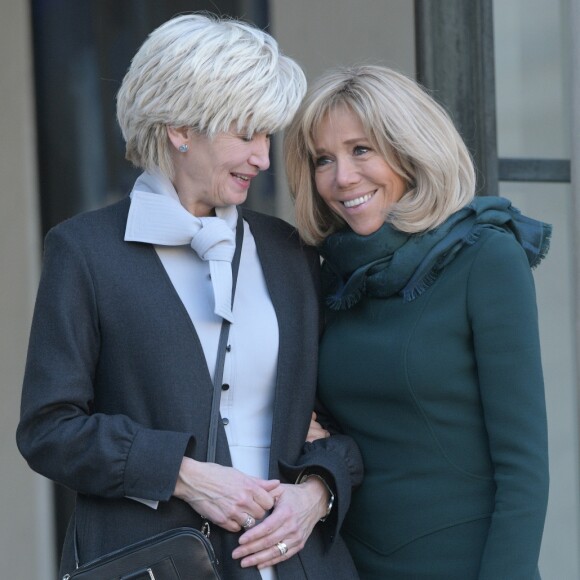 Le président Emmanuel Macron et sa femme Brigitte raccompagnent le premier ministre du Quebec François Legault et sa femme Isabelle Brais après un entretien au palais de l'Elysée à Paris le 21 janvier 2019. © Giancarlo Gorassini / Bestimage