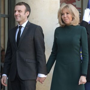 Le président Emmanuel Macron et sa femme Brigitte raccompagnent le premier ministre du Quebec François Legault et sa femme Isabelle Brais après un entretien au palais de l'Elysée à Paris le 21 janvier 2019. © Giancarlo Gorassini / Bestimage