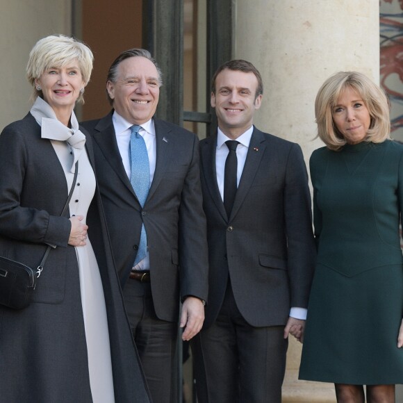 Le président Emmanuel Macron et sa femme Brigitte raccompagnent le premier ministre du Quebec François Legault et sa femme Isabelle Brais après un entretien au palais de l'Elysée à Paris le 21 janvier 2019. © Giancarlo Gorassini / Bestimage