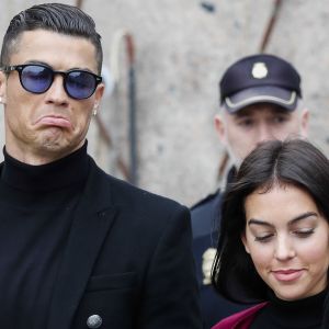 Cristiano Ronaldo quitte le tribunal avec sa compagne Georgina Rodríguez à Madrid le 22 janvier 2019. L'audience devait ratifier l'accord passé entre les avocats du Portugais et le fisc espagnol prévoyant une sanction de 18,8 M€ et une peine de 23 mois de prison.