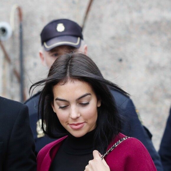Cristiano Ronaldo quitte le tribunal avec sa compagne Georgina Rodríguez à Madrid le 22 janvier 2019. L'audience devait ratifier l'accord passé entre les avocats du Portugais et le fisc espagnol prévoyant une sanction de 18,8 M€ et une peine de 23 mois de prison.