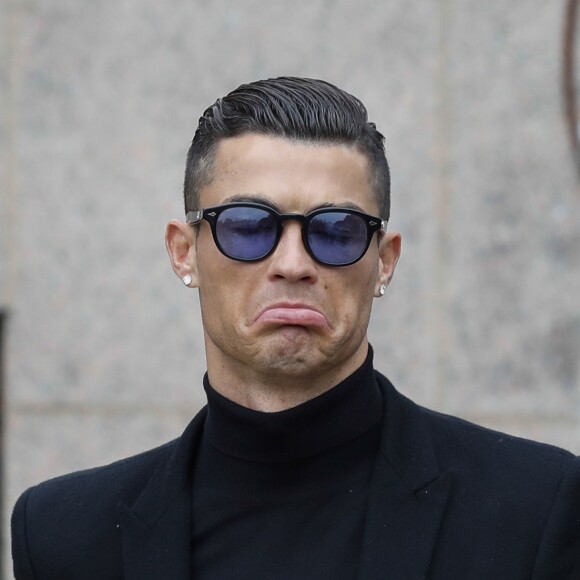 Cristiano Ronaldo quitte le tribunal avec sa compagne Georgina Rodríguez à Madrid le 22 janvier 2019. L'audience devait ratifier l'accord passé entre les avocats du Portugais et le fisc espagnol prévoyant une sanction de 18,8 M€ et une peine de 23 mois de prison.