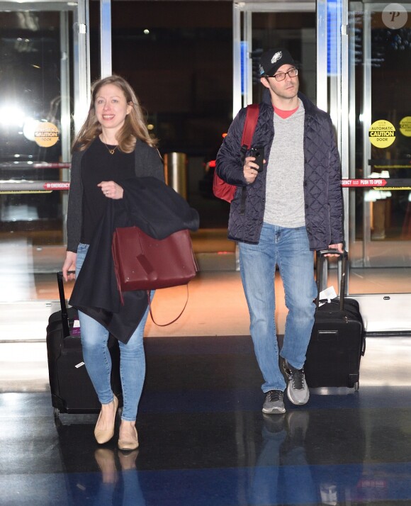 Exclusif - Chelsea Clinton et son mari Marc Mezvinsky arrivent à l'aéroport JFK de New York le 16 février 2018.