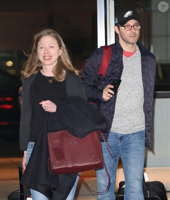 Exclusif - Chelsea Clinton et son mari Marc Mezvinsky arrivent à l'aéroport JFK de New York le 16 février 2018.