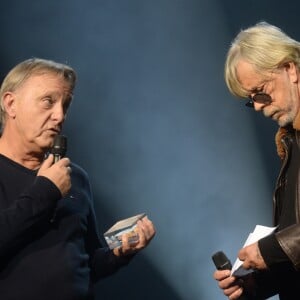 David Séchan remet le Prix Spécial de la Sacem à son frère le chanteur Renaud - Grand Prix Sacem 2018 à la salle Pleyel à Paris, le 10 décembre 2018. © Veeren/Bestimage