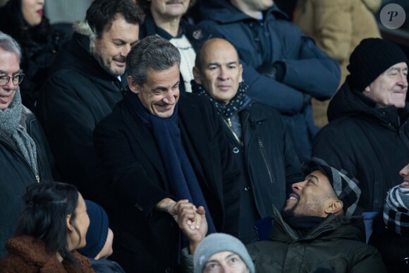 Nicolas Sarkozy salue Jean-Luc Guizonne dans les tribunes du Parc des Princes lors du match de Coupe du France "PSG - Strasbourg (2-0)" à Paris, le 23 janvier 2019.