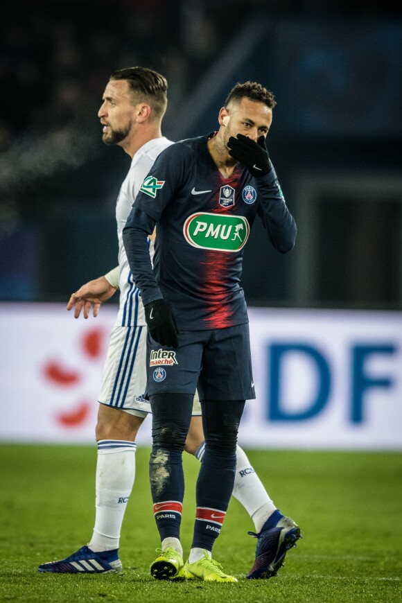 Neymar Jr. est sorti blessé peu avant l'heure de jeu lors du match de Coupe de France "PSG - Strasbourg (2-0)" au Parc des Princes à Paris, le 23 janvier 2019.