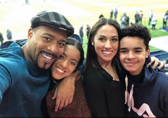 Jean-Luc Guizonne avec sa femme Charlotte Namura et ses enfants Maeva et Malcom, le 23 janvier 2019 au Parc des Princes lors de PSG-Strasbourg en Coupe de France, le jour du 5e anniversaire de la rencontre du couple, photo Instagram.