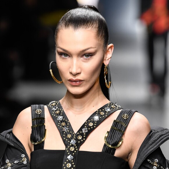 Bella Hadid lors du défilé Versace lors de la Fashion Week masculine automne-hiver 2019/20 de Milan, Italie, le 12 janvier 2019.