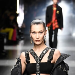 Bella Hadid lors du défilé Versace lors de la Fashion Week masculine automne-hiver 2019/20 de Milan, Italie, le 12 janvier 2019.