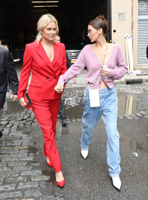 Bella Hadid et sa mère Yolanda quittent le défilé de mode Oscar de la Renta à New York le 11 septembre 2018.
