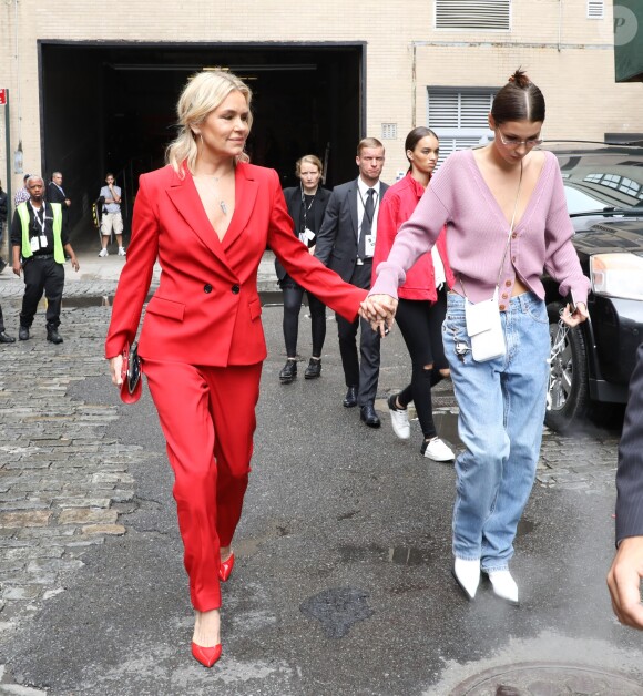 Bella Hadid et sa mère Yolanda quittent le défilé de mode Oscar de la Renta à New York le 11 septembre 2018.