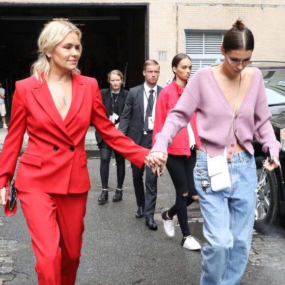 Bella Hadid et sa mère Yolanda quittent le défilé de mode Oscar de la Renta à New York le 11 septembre 2018.