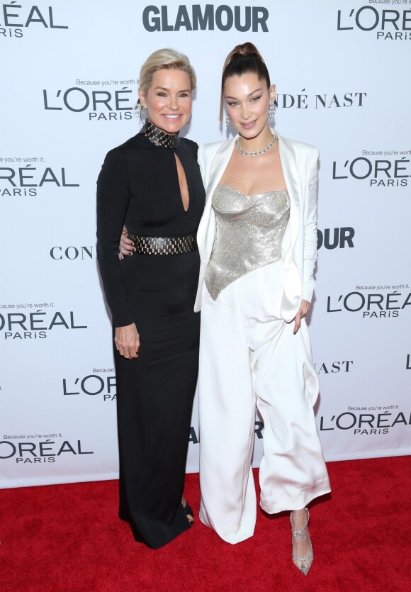 Yolanda Foster et sa fille Bella Hadid à la soirée Women Of The Year Awards au théâtre Kings dans le quartier de Brooklyn à New York, le 13 novembre 2017