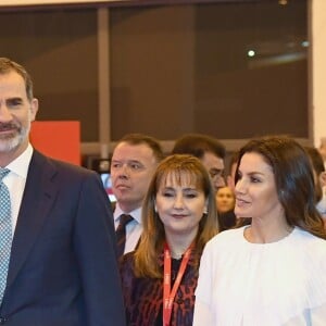 Le roi Felipe VI et la reine Letizia d'Espagne (jupe et haut Hugo Boss, chaussures Magrit) lors de l'inauguration du 39ème salon du tourisme "FITUR" à Madrid, Espagne, le 23 janvier 2019.