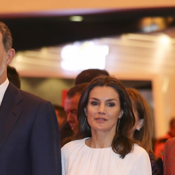 Le roi Felipe VI et la reine Letizia d'Espagne (jupe et haut Hugo Boss, chaussures Magrit) lors de l'inauguration du 39ème salon du tourisme "FITUR" à Madrid, Espagne, le 23 janvier 2019.