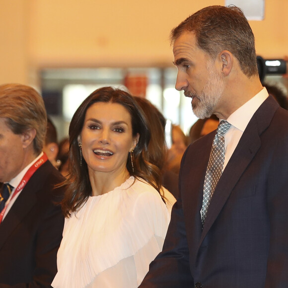 Le roi Felipe VI et la reine Letizia d'Espagne (jupe et haut Hugo Boss, chaussures Magrit) lors de l'inauguration du 39ème salon du tourisme "FITUR" à Madrid, Espagne, le 23 janvier 2019.