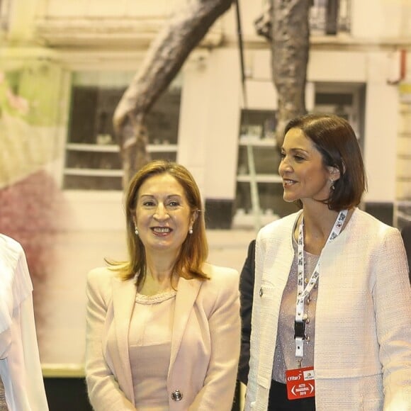 Le roi Felipe VI et la reine Letizia d'Espagne (jupe et haut Hugo Boss, chaussures Magrit) lors de l'inauguration du 39ème salon du tourisme "FITUR" à Madrid, Espagne, le 23 janvier 2019.