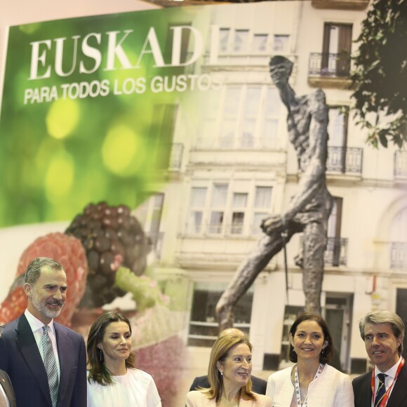 Le roi Felipe VI et la reine Letizia d'Espagne (jupe et haut Hugo Boss, chaussures Magrit) lors de l'inauguration du 39ème salon du tourisme "FITUR" à Madrid, Espagne, le 23 janvier 2019.