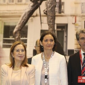 Le roi Felipe VI et la reine Letizia d'Espagne (jupe et haut Hugo Boss, chaussures Magrit) lors de l'inauguration du 39ème salon du tourisme "FITUR" à Madrid, Espagne, le 23 janvier 2019.