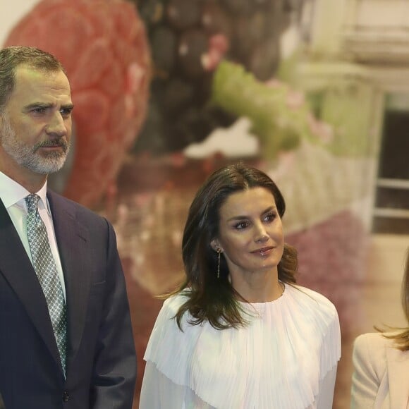 Le roi Felipe VI et la reine Letizia d'Espagne (jupe et haut Hugo Boss, chaussures Magrit) lors de l'inauguration du 39ème salon du tourisme "FITUR" à Madrid, Espagne, le 23 janvier 2019.