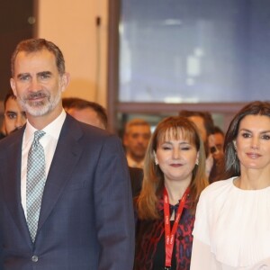 Le roi Felipe VI et la reine Letizia d'Espagne (jupe et haut Hugo Boss, chaussures Magrit) lors de l'inauguration du 39ème salon du tourisme "FITUR" à Madrid, Espagne, le 23 janvier 2019.