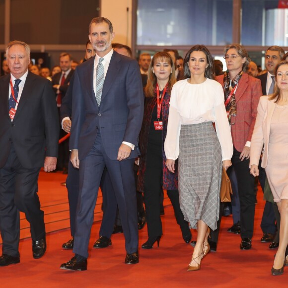 Le roi Felipe VI et la reine Letizia d'Espagne (jupe et haut Hugo Boss, chaussures Magrit) lors de l'inauguration du 39ème salon du tourisme "FITUR" à Madrid, Espagne, le 23 janvier 2019.