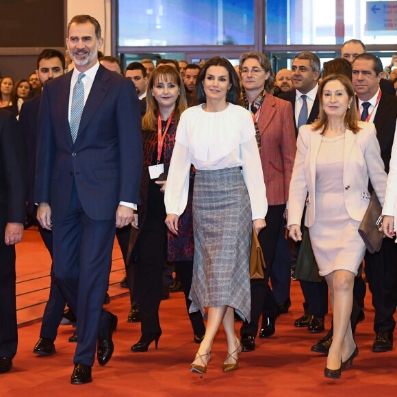 Le roi Felipe VI et la reine Letizia d'Espagne (jupe et haut Hugo Boss, chaussures Magrit) lors de l'inauguration du 39ème salon du tourisme "FITUR" à Madrid, Espagne, le 23 janvier 2019.