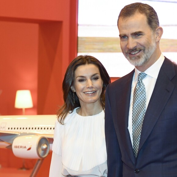 Le roi Felipe VI et la reine Letizia d'Espagne (jupe et haut Hugo Boss, chaussures Magrit) lors de l'inauguration du 39ème salon du tourisme "FITUR" à Madrid, Espagne, le 23 janvier 2019.