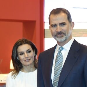 Le roi Felipe VI et la reine Letizia d'Espagne (jupe et haut Hugo Boss, chaussures Magrit) lors de l'inauguration du 39ème salon du tourisme "FITUR" à Madrid, Espagne, le 23 janvier 2019.