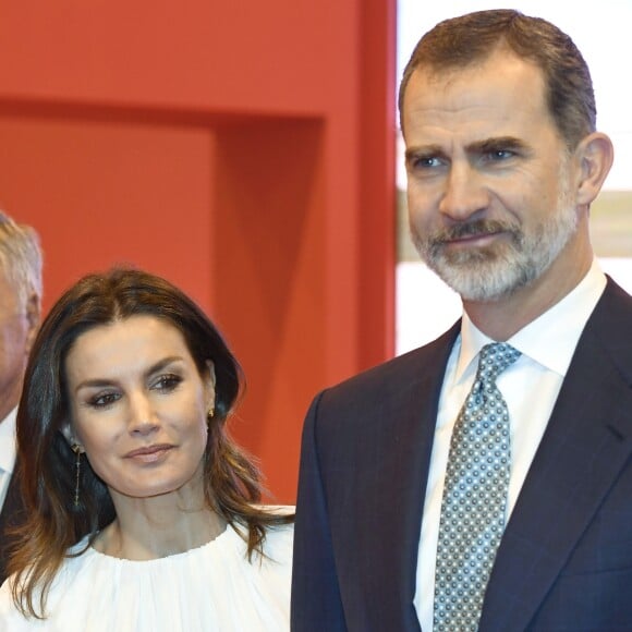 Le roi Felipe VI et la reine Letizia d'Espagne (jupe et haut Hugo Boss, chaussures Magrit) lors de l'inauguration du 39ème salon du tourisme "FITUR" à Madrid, Espagne, le 23 janvier 2019.