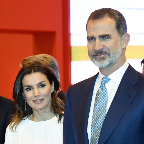 Le roi Felipe VI et la reine Letizia d'Espagne (jupe et haut Hugo Boss, chaussures Magrit) lors de l'inauguration du 39ème salon du tourisme "FITUR" à Madrid, Espagne, le 23 janvier 2019.
