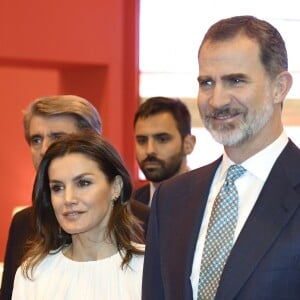 Le roi Felipe VI et la reine Letizia d'Espagne (jupe et haut Hugo Boss, chaussures Magrit) lors de l'inauguration du 39ème salon du tourisme "FITUR" à Madrid, Espagne, le 23 janvier 2019.