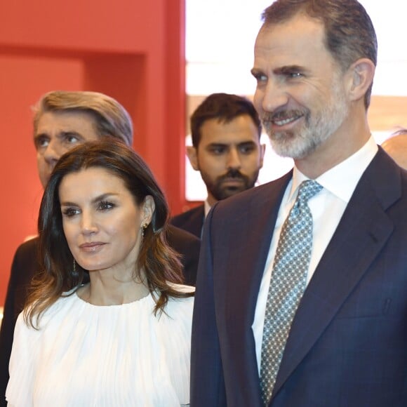 Le roi Felipe VI et la reine Letizia d'Espagne (jupe et haut Hugo Boss, chaussures Magrit) lors de l'inauguration du 39ème salon du tourisme "FITUR" à Madrid, Espagne, le 23 janvier 2019.