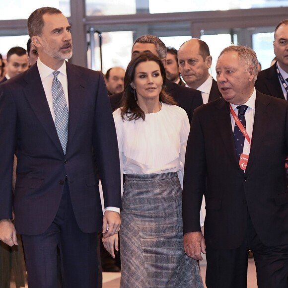 Le roi Felipe VI et la reine Letizia d'Espagne (jupe et haut Hugo Boss, chaussures Magrit) lors de l'inauguration du 39ème salon du tourisme "FITUR" à Madrid, Espagne, le 23 janvier 2019.