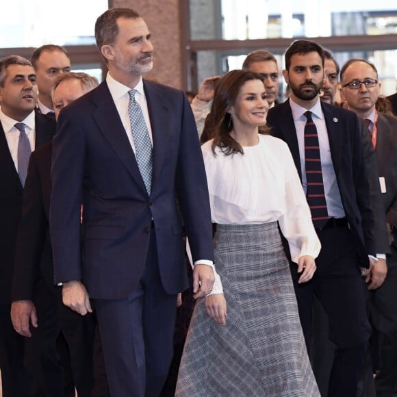 Le roi Felipe VI et la reine Letizia d'Espagne (jupe et haut Hugo Boss, chaussures Magrit) lors de l'inauguration du 39ème salon du tourisme "FITUR" à Madrid, Espagne, le 23 janvier 2019.