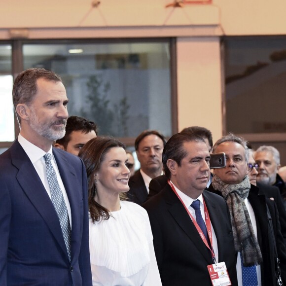 Le roi Felipe VI et la reine Letizia d'Espagne (jupe et haut Hugo Boss, chaussures Magrit) lors de l'inauguration du 39ème salon du tourisme "FITUR" à Madrid, Espagne, le 23 janvier 2019.