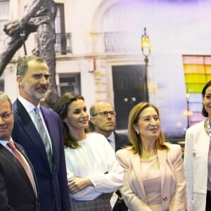 Le roi Felipe VI et la reine Letizia d'Espagne (jupe et haut Hugo Boss, chaussures Magrit) lors de l'inauguration du 39ème salon du tourisme "FITUR" à Madrid, Espagne, le 23 janvier 2019.