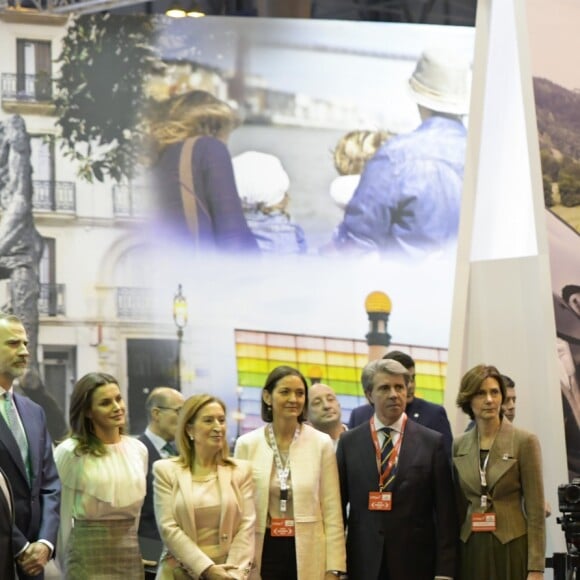 Le roi Felipe VI et la reine Letizia d'Espagne (jupe et haut Hugo Boss, chaussures Magrit) lors de l'inauguration du 39ème salon du tourisme "FITUR" à Madrid, Espagne, le 23 janvier 2019.