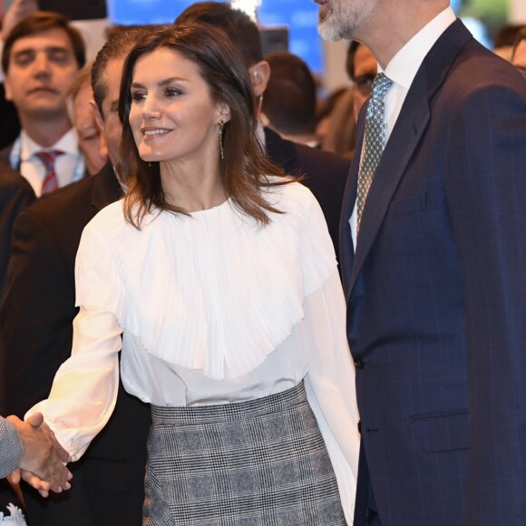 Le roi Felipe VI et la reine Letizia d'Espagne (jupe et haut Hugo Boss, chaussures Magrit) lors de l'inauguration du 39ème salon du tourisme "FITUR" à Madrid, Espagne, le 23 janvier 2019.