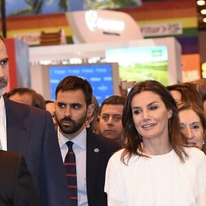 Le roi Felipe VI et la reine Letizia d'Espagne (jupe et haut Hugo Boss, chaussures Magrit) lors de l'inauguration du 39ème salon du tourisme "FITUR" à Madrid, Espagne, le 23 janvier 2019.