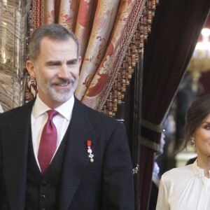 Le roi Felipe VI d'Espagne et la reine Letizia (jupe et haut Hugo Boss) lors de la réception des ambassadeurs au palais royal à Madrid le 22 janvier 2019.