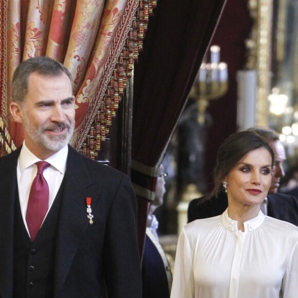 Le roi Felipe VI d'Espagne et la reine Letizia (jupe et haut Hugo Boss) lors de la réception des ambassadeurs au palais royal à Madrid le 22 janvier 2019.