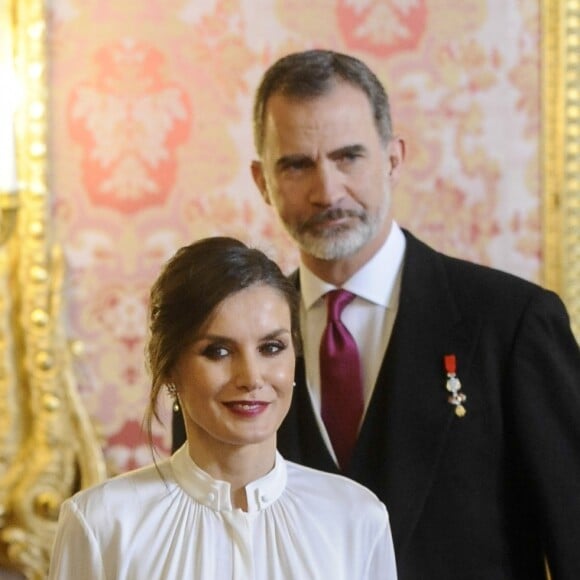 Le roi Felipe VI d'Espagne et la reine Letizia (jupe et haut Hugo Boss) lors de la réception des ambassadeurs au palais royal à Madrid le 22 janvier 2019.