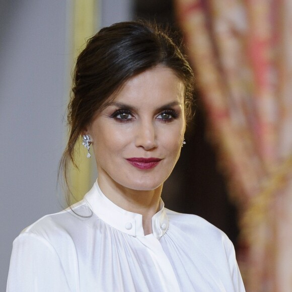 Le roi Felipe VI d'Espagne et la reine Letizia (jupe et haut Hugo Boss) lors de la réception des ambassadeurs au palais royal à Madrid le 22 janvier 2019.