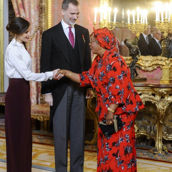 Le roi Felipe VI d'Espagne et la reine Letizia (jupe et haut Hugo Boss) lors de la réception des ambassadeurs au palais royal à Madrid le 22 janvier 2019.